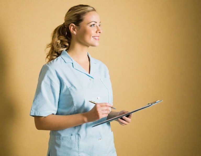 Ablösekraft Pflegekraft in blauer Uniform mit Clipboard, lächelnd und nachdenklich.