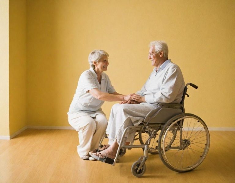 Älteres Paar, die Hände haltend, in einem hellen Raum mit Holzfußboden.