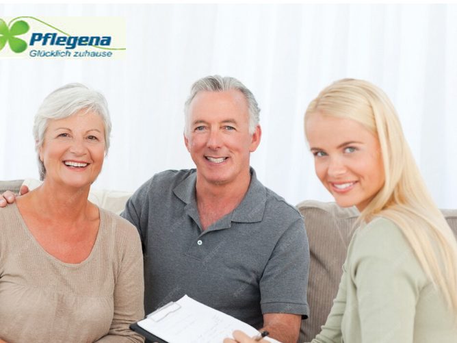 Drei Personen, zwei Frauen und ein Mann, lächeln und diskutieren am Esstisch.